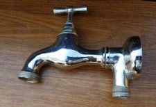 Ancien robinet de jardin, puisage ou vanne chromé avec son socle mural