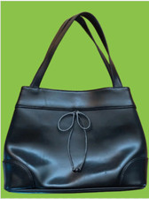 Minelli ravissant sac à main noir TBE cuir L27 x H21 cm et 37 cm avec lanière P 