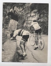PHOTO MILANO 1962 TOUR DE LOMBARDIE STABLINSKI SE RETIRE APRÈS SA CHUTE CYCLISME