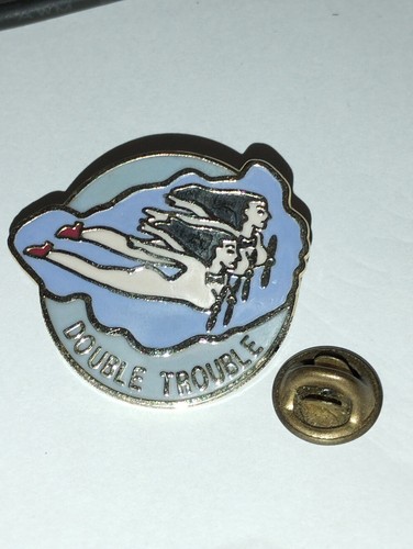 Pin double trouble femme - pin's,
