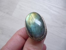 bague art déco avec grosse pierre labradorite