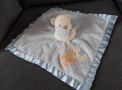 T3g doudou plat bleu winnie - /,