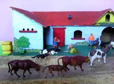 Lot ferme genre starlux + figurines starlux (fermier, animaux)