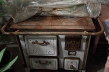 CUISINIÈRE À CHARBON EN FONTE ÉMAILLÉE