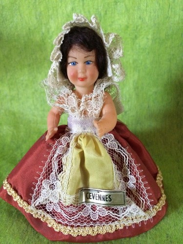 Petite poupee folklorique - poupee,