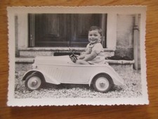 PHOTO ENFANT  SUR VOITURE A PEDALE CITROEN TRACTION 1930 JOUET EUREKA 