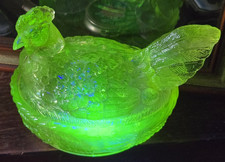Belle poule ancienne sur son nid en verre OURALINE  / Bonbonnière