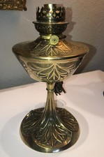 LELEU G. Pied de lampe en bronze à motifs naturalistes. Signé. Vers 1900.