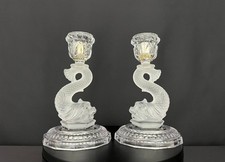 Paire de bougeoirs en cristal dépoli à décor de dauphins