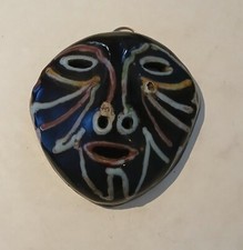 Accolay . Masque tribal. Céramique émaillée. Vers 1950