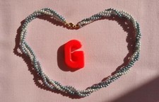 COLLIER VINTAGE NEUF BLEU BLANC RANGS TORSADÉS FINES PERLES RAS DU COU 7G