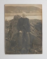 Homme élégant ancien assis rochers plage - Photo ancienne