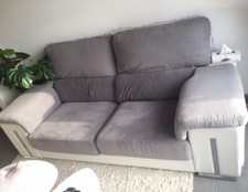 Vente canapé en très bonne état gris et blanc avec 2 poufs