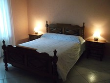 chambre louis 13  en noyer massif de france lit 140 et 2 chevets  très bon état