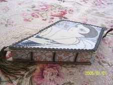 Ancienne boite à chocolats Art Nouveau. Superbe. Triangulaire avec pompon. Ref 5