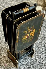 ANCIEN SET DE 4 TABLES ANGLAISES PLIANTES SUR SUPPORT (BOIS LAQUE PEINT MAIN)