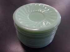 12 petites ancienne assiette en opaline vert amande