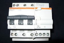 DISJONCTEUR DIFFERENTIEL TETRAPOLAIRE 20A 300mA COURBE C MERLIN GERIN TRIPHASE+N