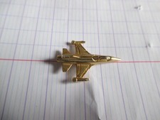 pin's  avion doré mirage F1  aileron arrière cassée