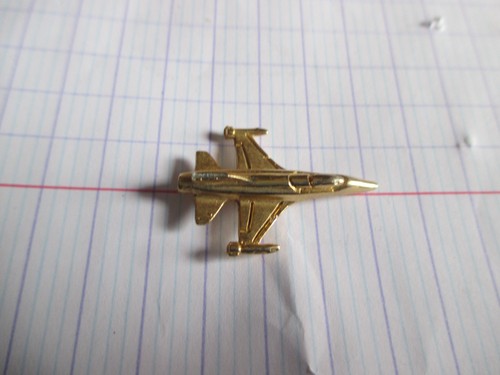 Pin avion doré mirage - pin's,
