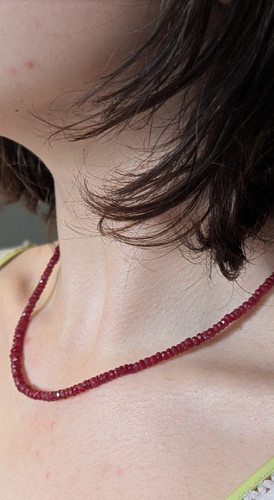 Collier rubis facettés