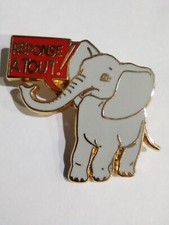 Pin's Réponse À Tout Média