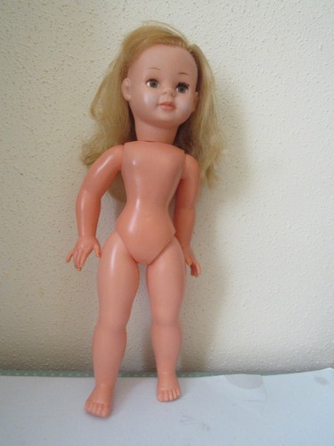 Poupée blonde aux - yeux, bleus