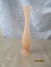 Vase en opaline rose clair