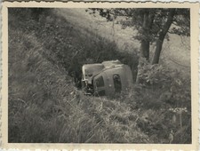 PHOTO ANCIENNE - VINTAGE SNAPSHOT - VOITURE RENAULT 4CV ACCIDENT - CAR CRASH 1