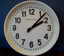 Grande horloge murale