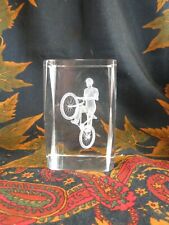 etrange hologramme cycliste velo dans cube en verre ou plexi epok 1980