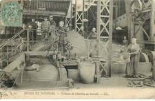 PAS DE CALAIS  MINES ET MINEURS  trieuses de charbon au travail