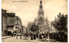 DINAN (Côtes d’Armor) – Place St Sauveur Carte postale ancienne