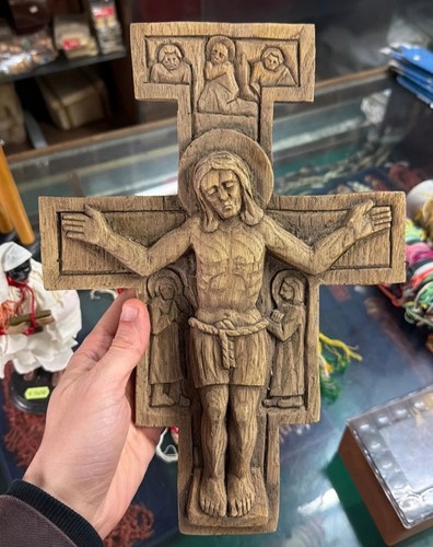 Crucifix bois sculpté à - en,