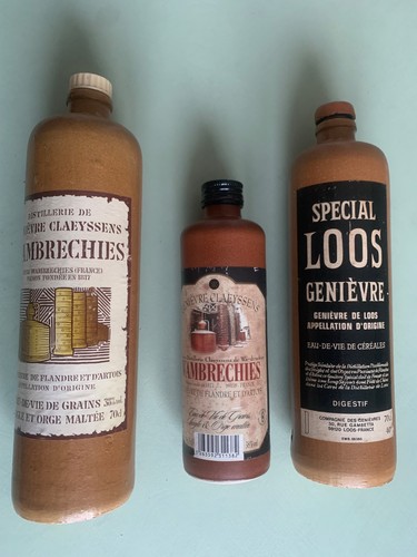 Trois anciennes bouteilles en - trois,