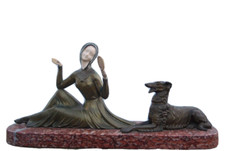 Sculpture femme lévrier