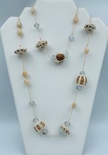 COLLIER FANTAISIE PERLES BOIS VERRE TISSU BRODE CREME 63 GRAMMES W1174