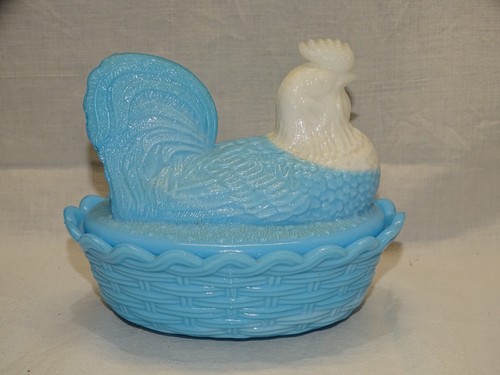 Jolie poule sur son - -jolie, panier