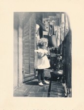 Snapshot jeune fille young girl robe fleurs étendoir à linge vernaculaire bird