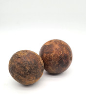 2 anciennes boules en bois