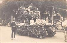 CPA 31 LUCHON CARTE PHOTO FIGURANT LE CARNAVAL DE LUCHON CHAR FLEURI