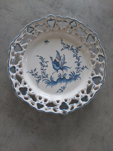 Assiette ajourée faïencerie