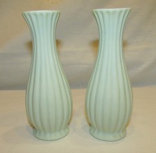 PAIRE DE PETITS VASES SOLIFLORES CELADON CLAIR porcelaine de Chine XXème