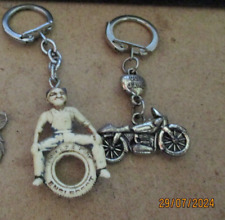 (2) Ancien Porte Clé Tête  Ancienne Moto huile Shell Pneu Englebert