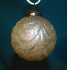 ANCIENNE BOULE DE NOËL EN VERRE SOUFFLÉ MERCURISÉ ÉGLOMISÉ . ø 75 mm . PARDON