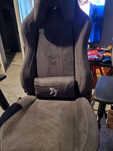 Arozzi gaming chair