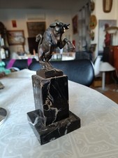 Sculpture de taureau cabrant en régule sur pied en marbre