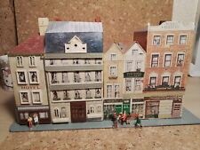 MARQUE INCONNUE.  MAQUETTE DIORAMA IMMEUBLES DE VILLE, COMMERCES. EN CARTON