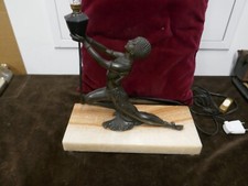 vestale art déco offrant le