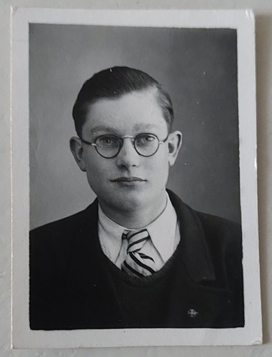 Jeune garçon avec lunettes - jeune,
